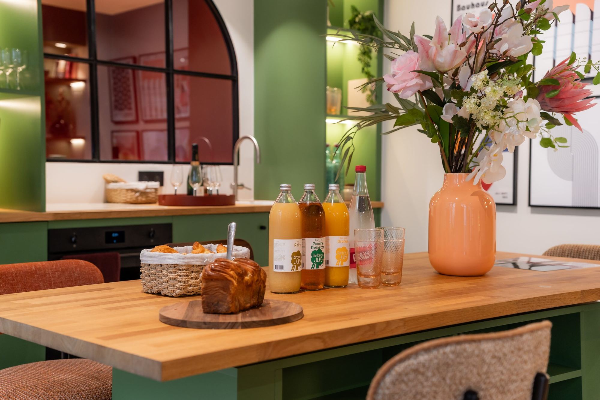 Le petit-déjeuner sur l'îlot : brioche, jus, fleurs